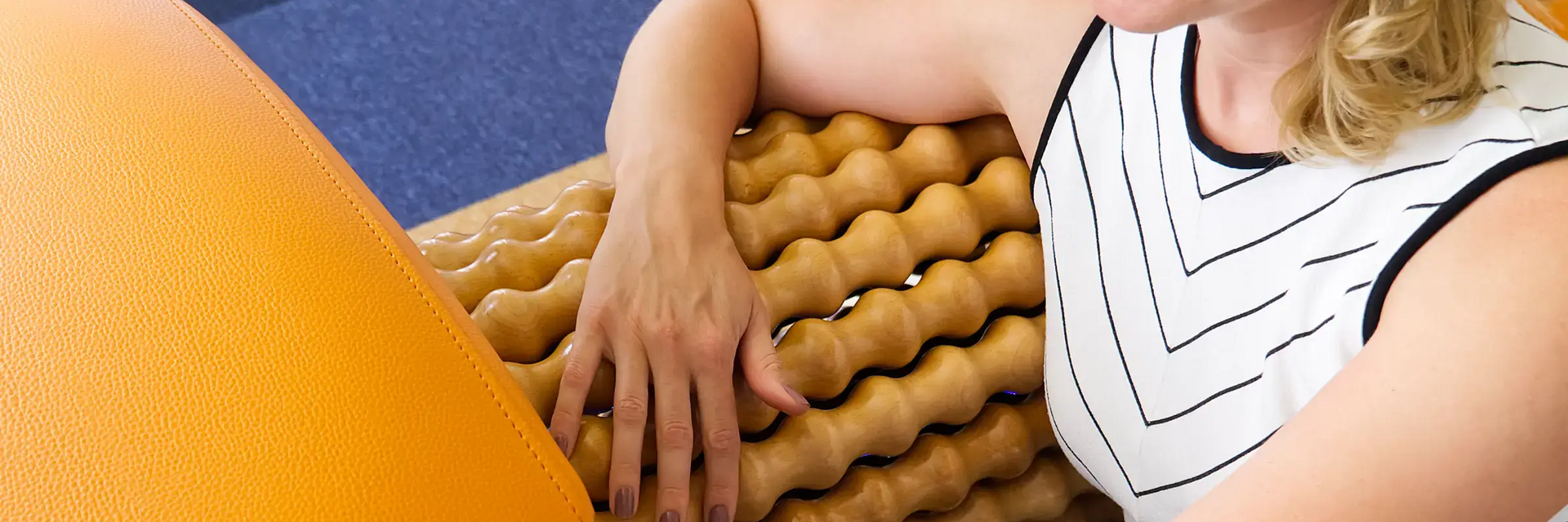 Kobieta ćwicząca ramiona na roll shaperze