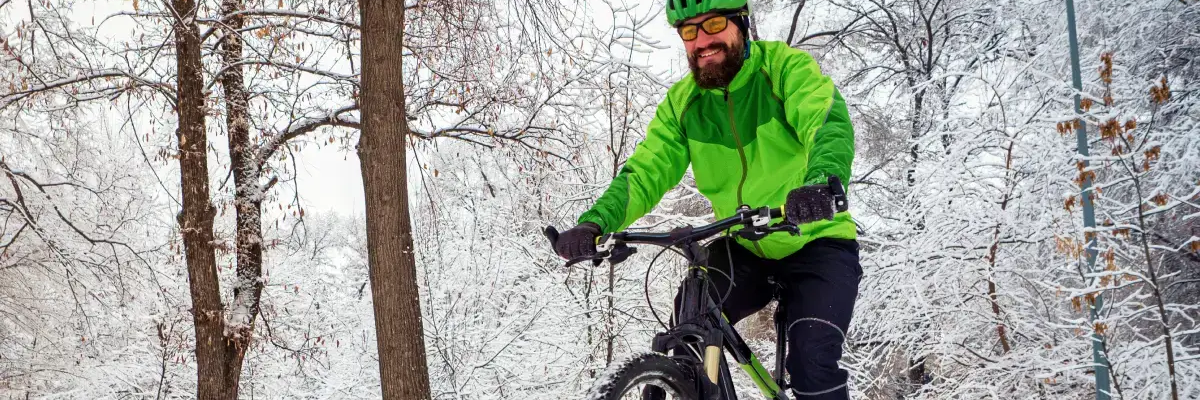 Rowerzysta jadący na rowerze zimą