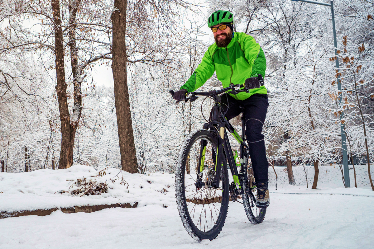 Rowerzysta jadący na rowerze zimą