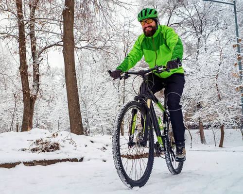 Rowerzysta jadący na rowerze zimą