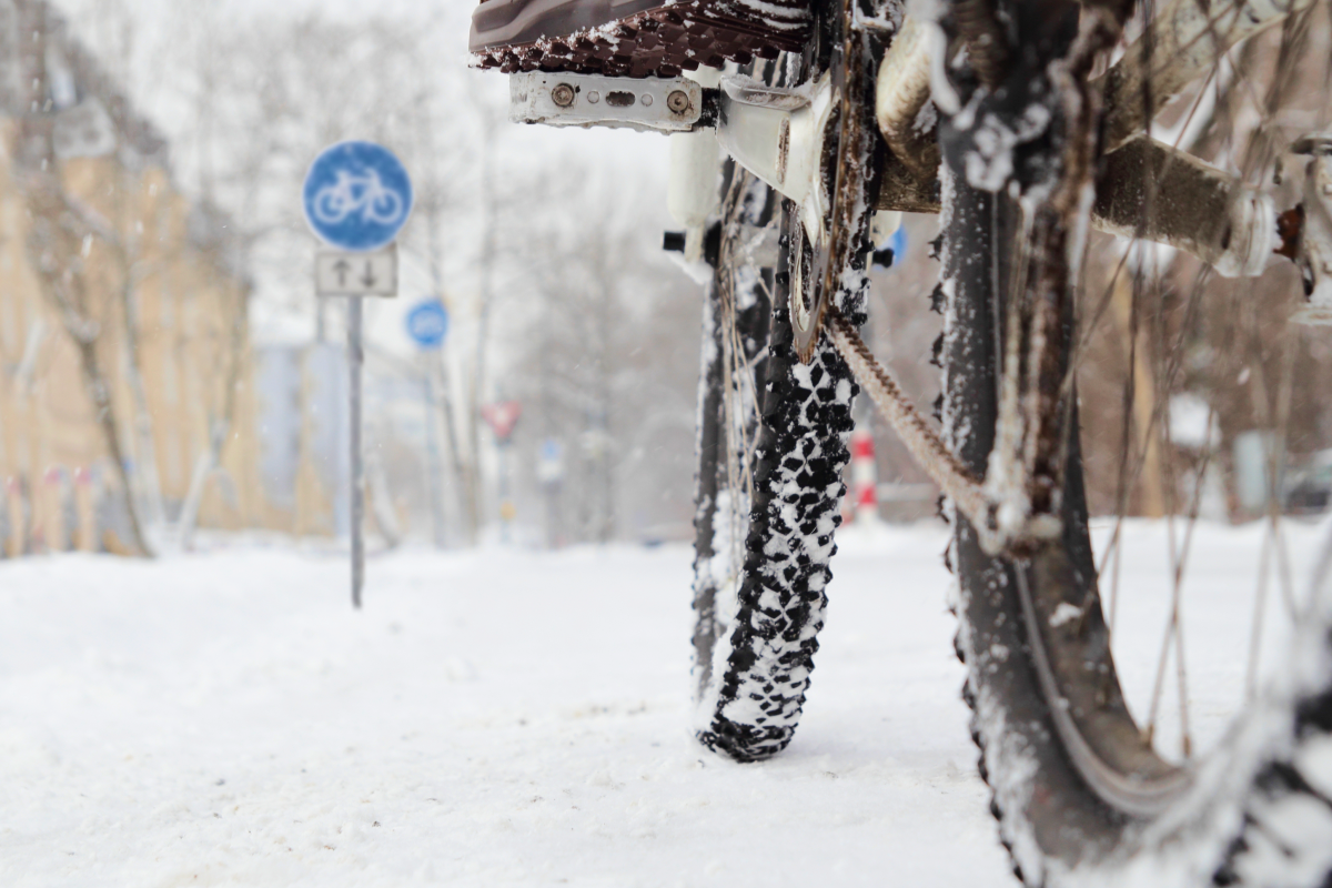 Rowerzysta jadący na rowerze po śniegu