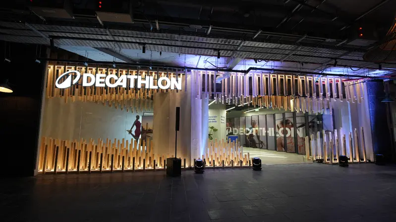Entrada principal de la tienda Decathlon MUT en Las Condes