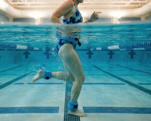 Kobieta trenująca aqua jogging z obciążeniem w basenie