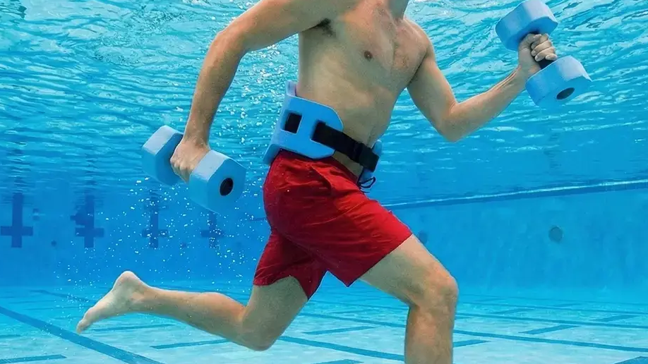 Mężczyzna trenujący aqua jogging w basenie z obciążeniem