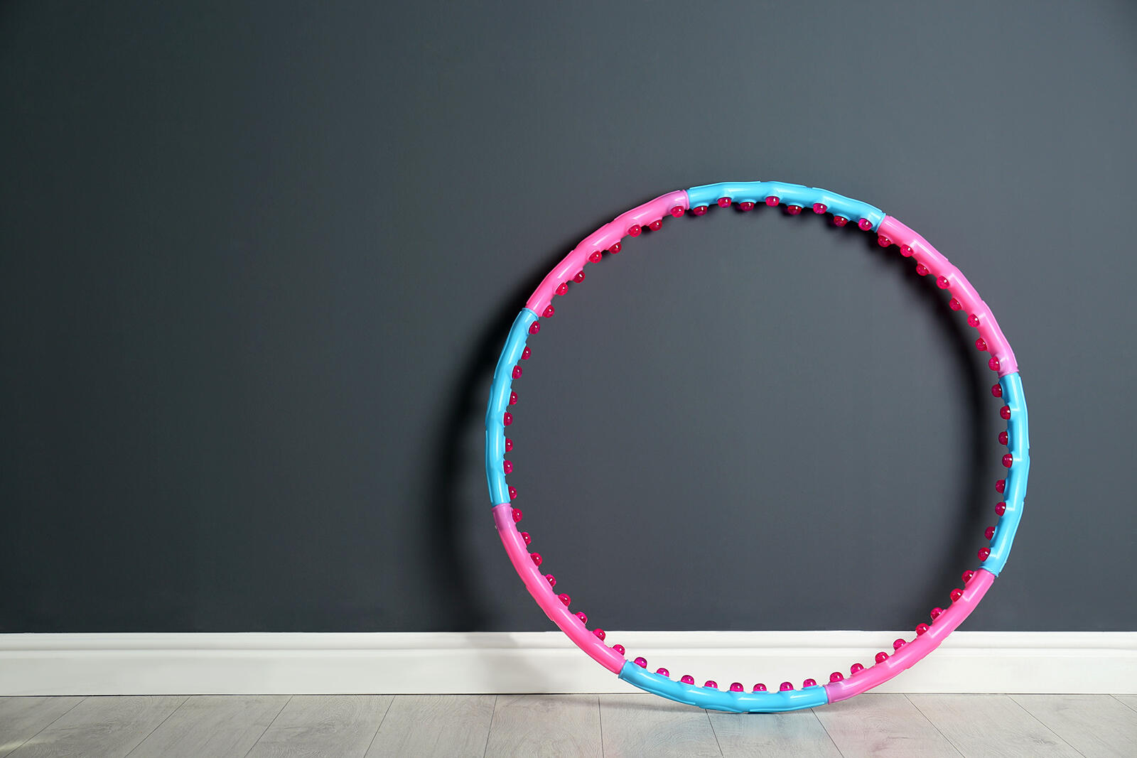 Hula hop z obciążeniem oparte o ścianę