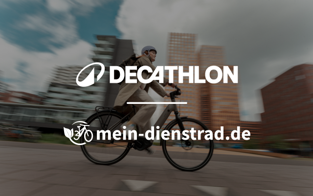 Man auf E-Bike, im Vordergrund Decathlon und mein-dienstrad.de Logo
