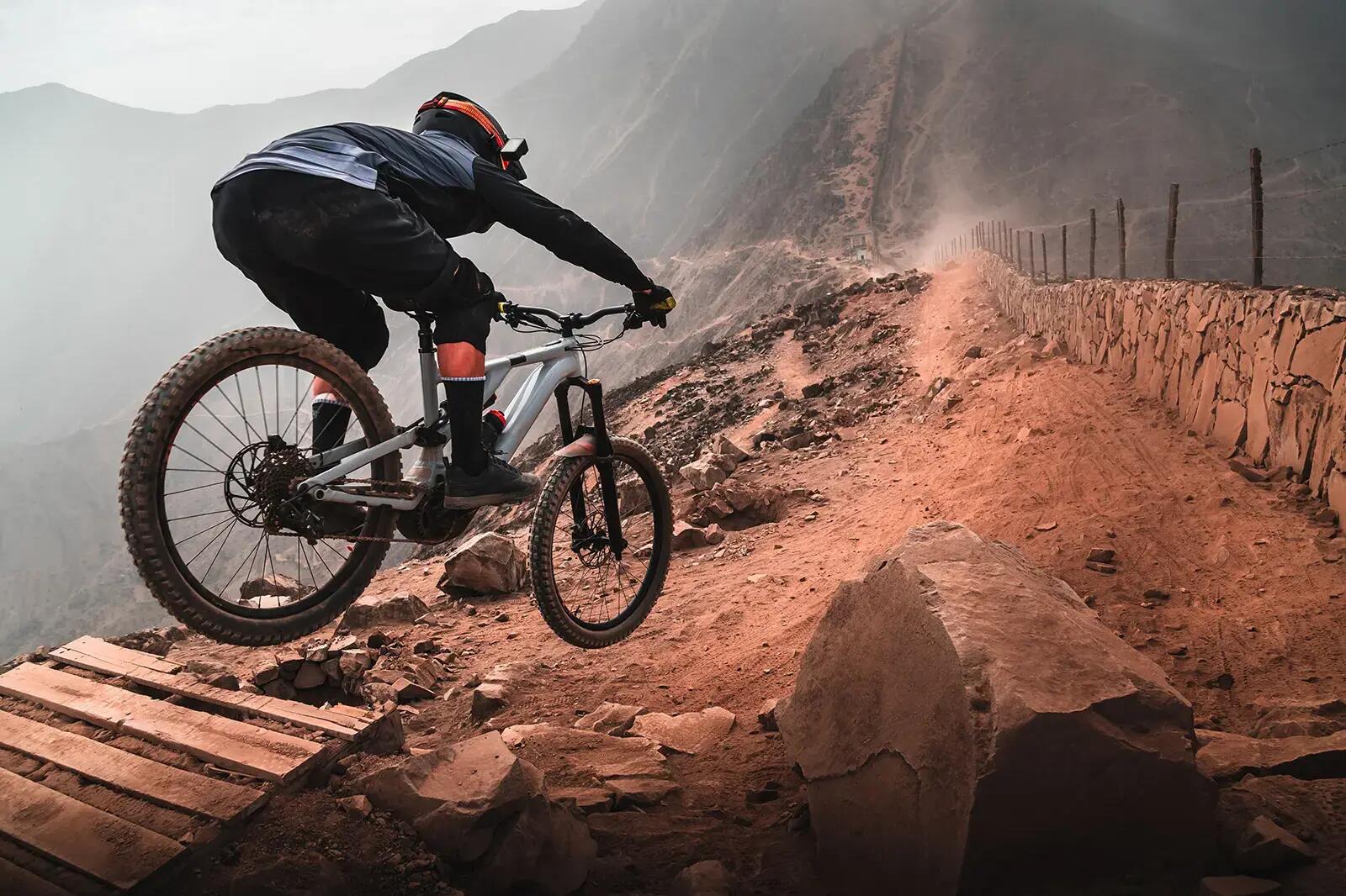 Mężczyzna na rowerze mtb jadący po górach