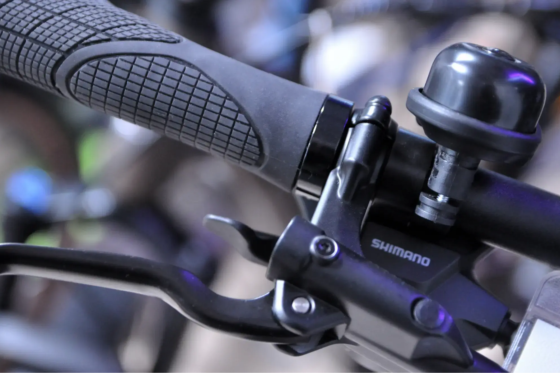 Dzwonek Shimano na kierownicy