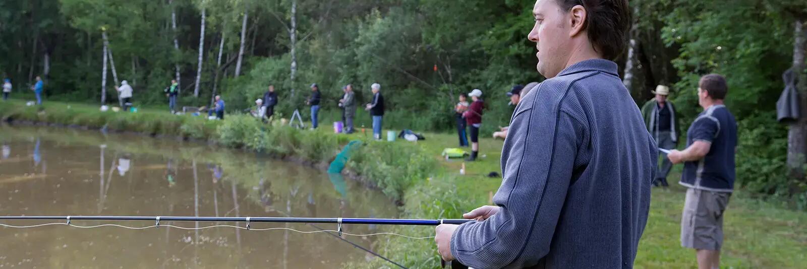 Wędkarze łowiący ryby na zawodach wędkarskich w Polsce