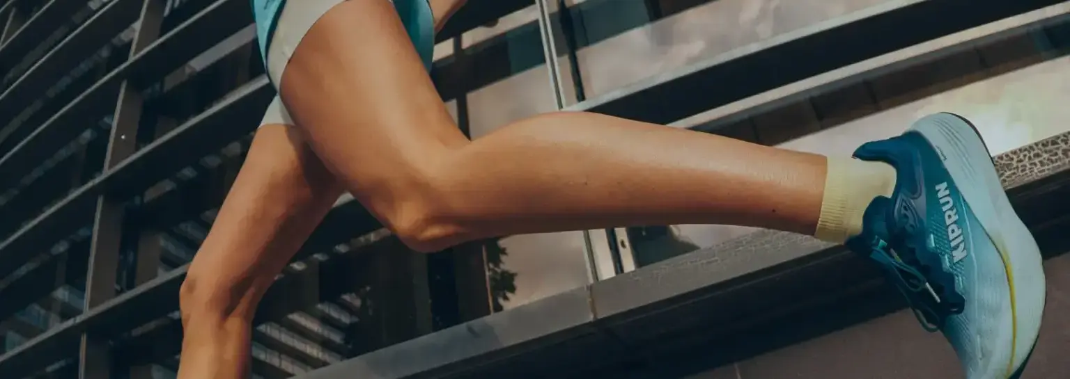 pessoas a correr na rua