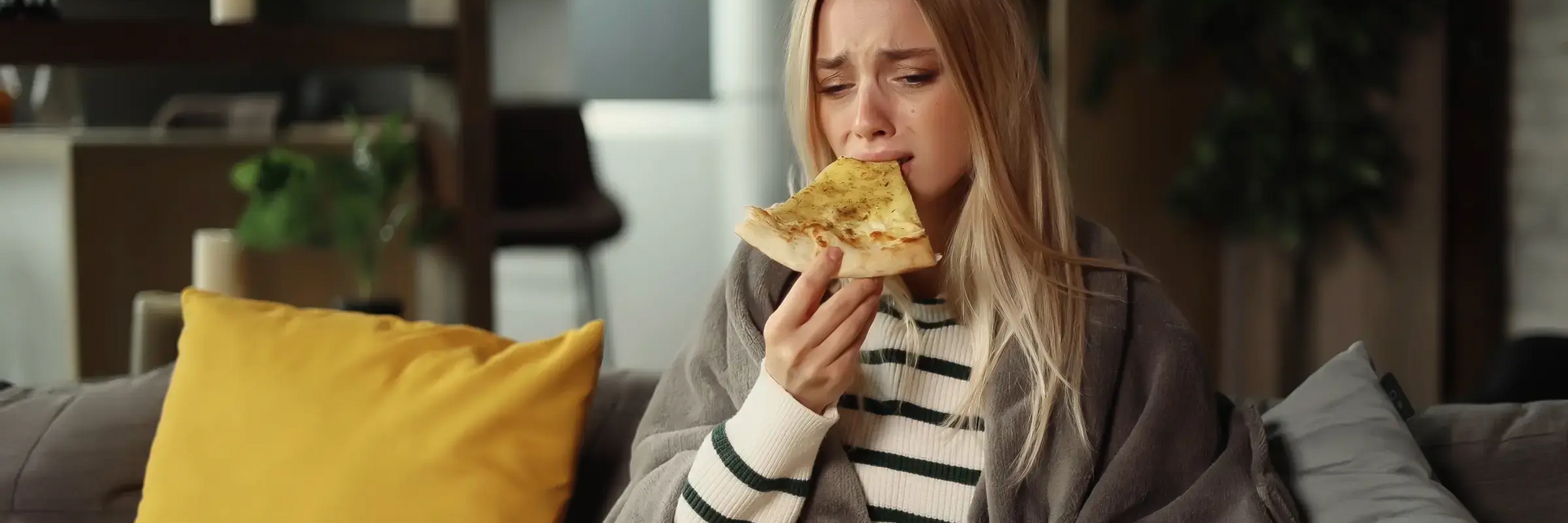 Kobieta zajadająca stres pizzą