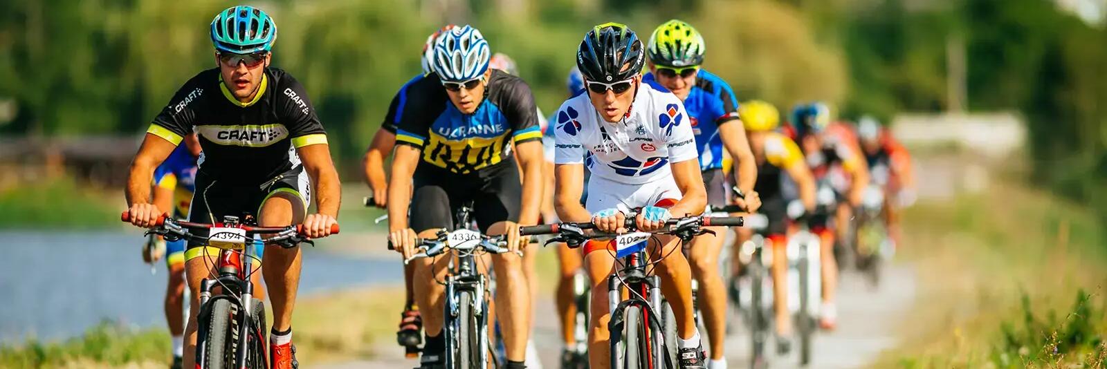 Kolarze na rowerach jadący w maratonie