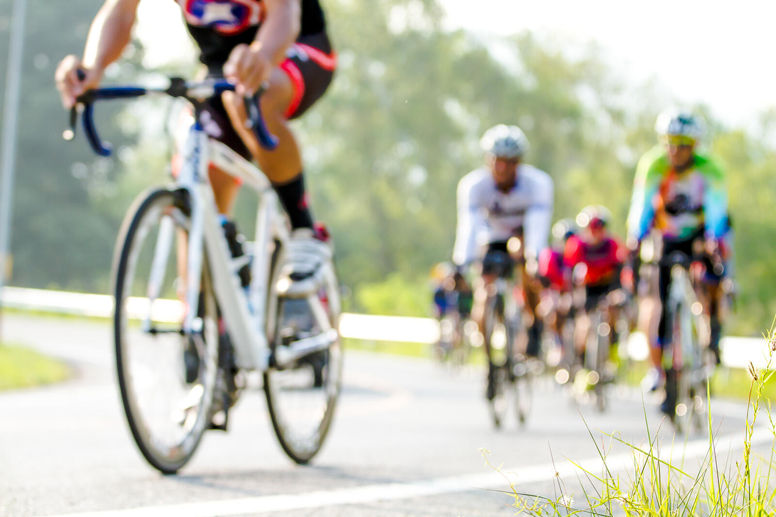 Kolarze jadący rowerami w maratonie