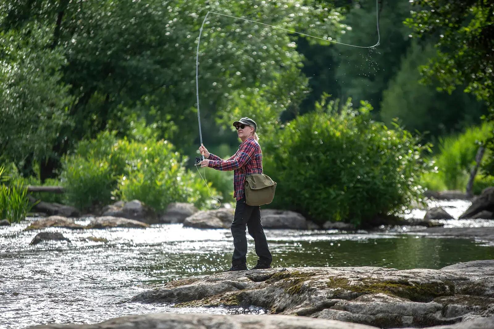 Kobieta łowiąca ryby