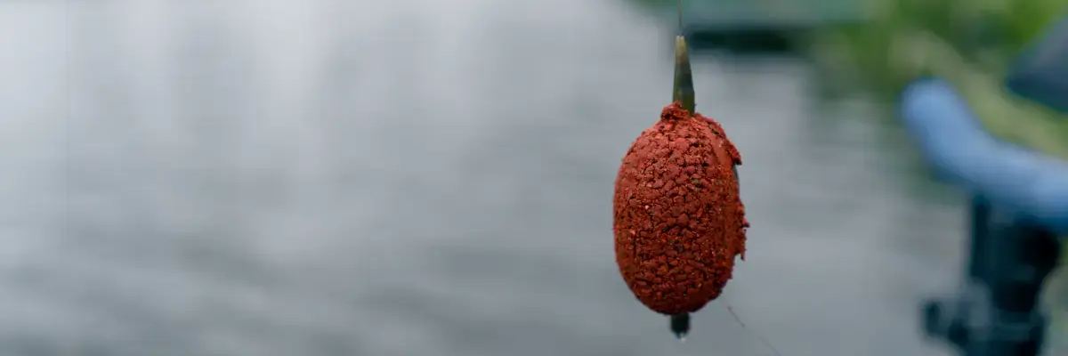 Pellet wiszący na haczyku