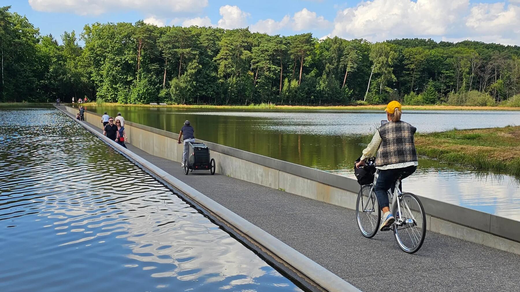 Traverser l'eau à vélo à Bokrijk
