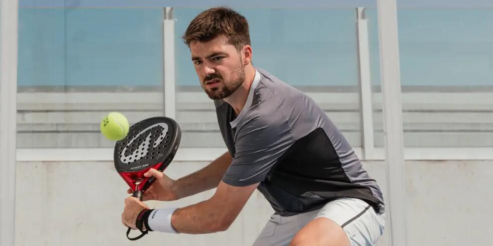 Iemand speelt padel met Decathlon materiaal