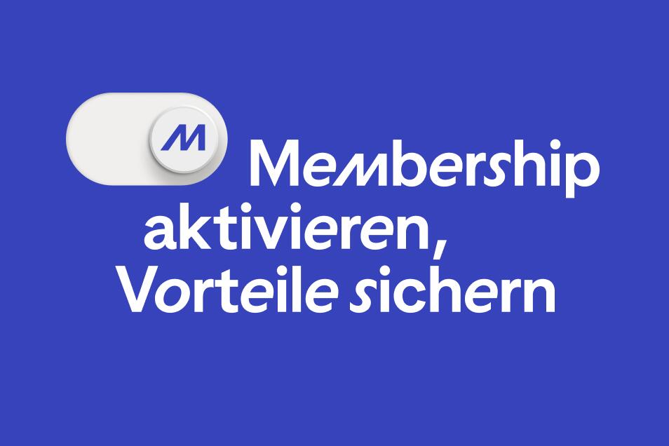 Ein blaues Informationsbanner mit weißem Text. Rechts steht in einer modernen serifenlosen Schrift: „Membership aktivieren, Vorteile sichern“. Links daneben befindet sich eine grafische Darstellung eines Kippschalters (Toggle) in Weiß, der auf der „Ein“-Position steht. Auf dem runden Knopf des Schalters ist ein blaues „M“-Logo in kursiver Schrift zu sehen. Das Design ist minimalistisch und erinnert an eine Benutzeroberfläche einer App.