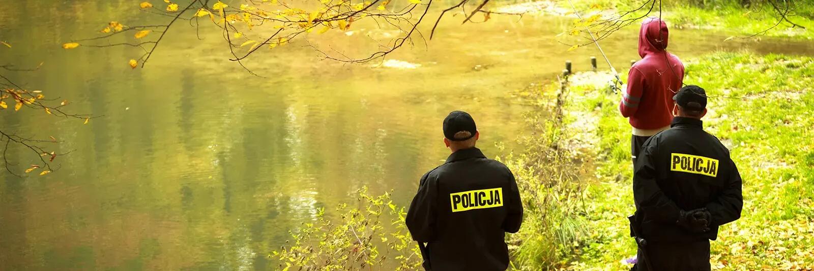 Policjanci kontrolujący wędkarza