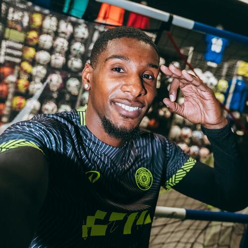 Brighton Labeau : Football
