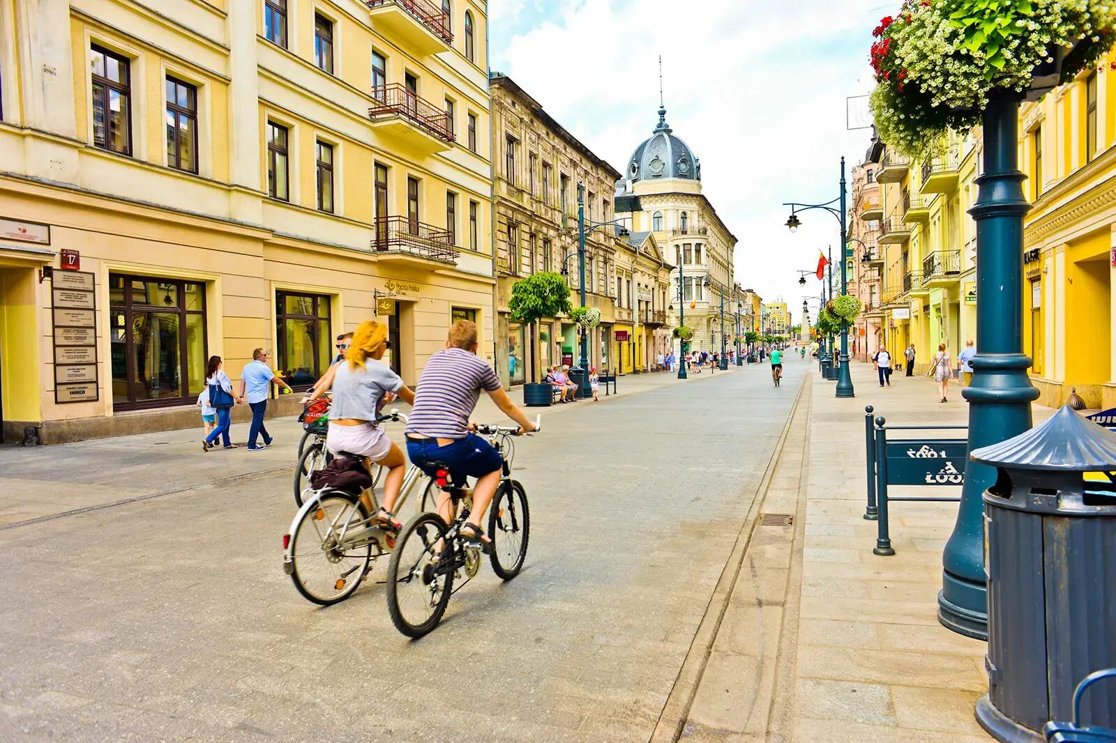 Ludzie jadący rowerami po ulicy