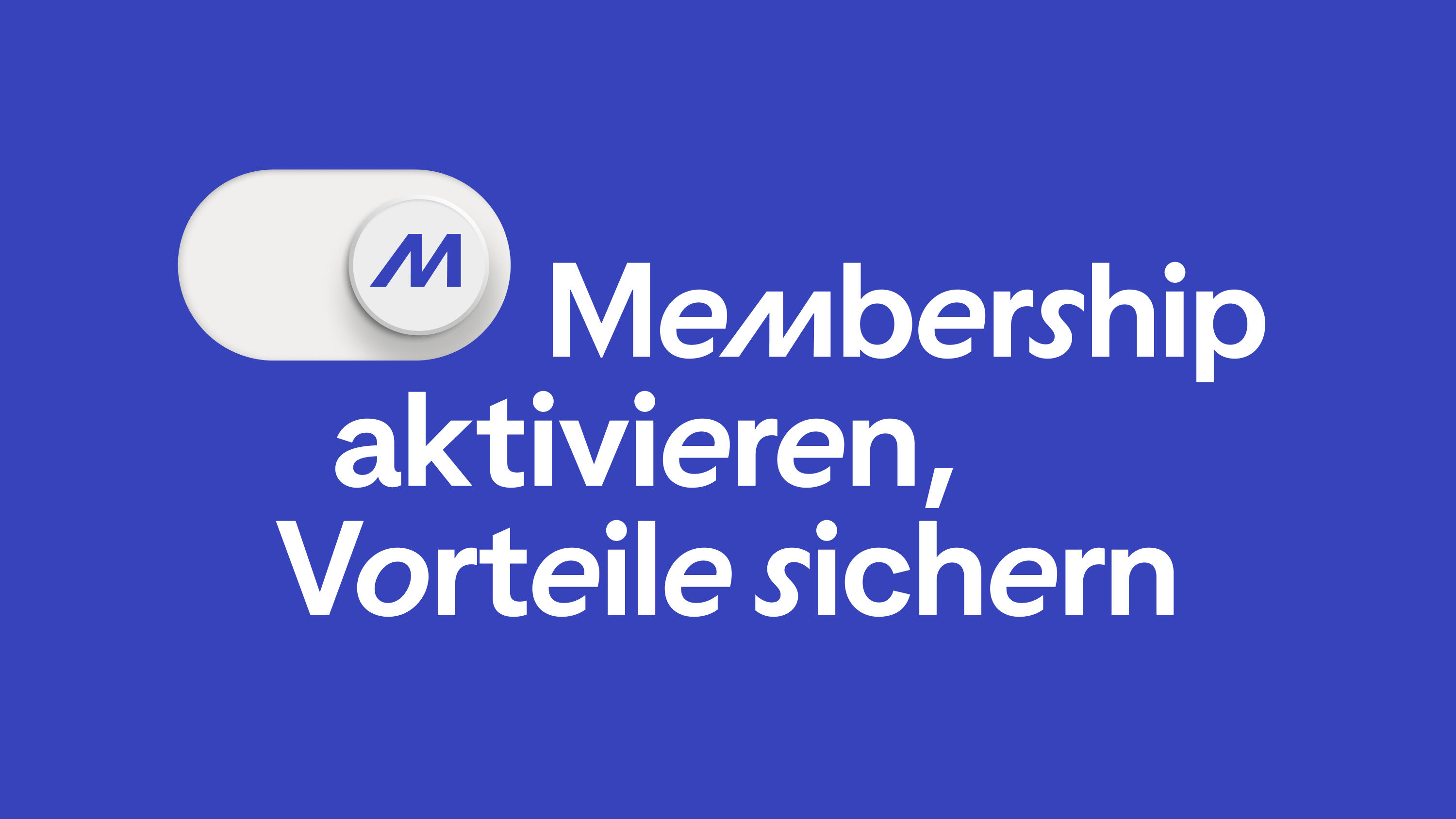 Werbegrafik auf blauem Hintergrund mit dem weißen Text „Membership aktivieren, Vorteile sichern“. Links neben dem Text befindet sich das Symbol eines digitalen Kippschalters (Toggle), auf dessen rundem Knopf ein blaues „M“ abgebildet ist. Das Design ist minimalistisch und erinnert an eine App-Benutzeroberfläche.