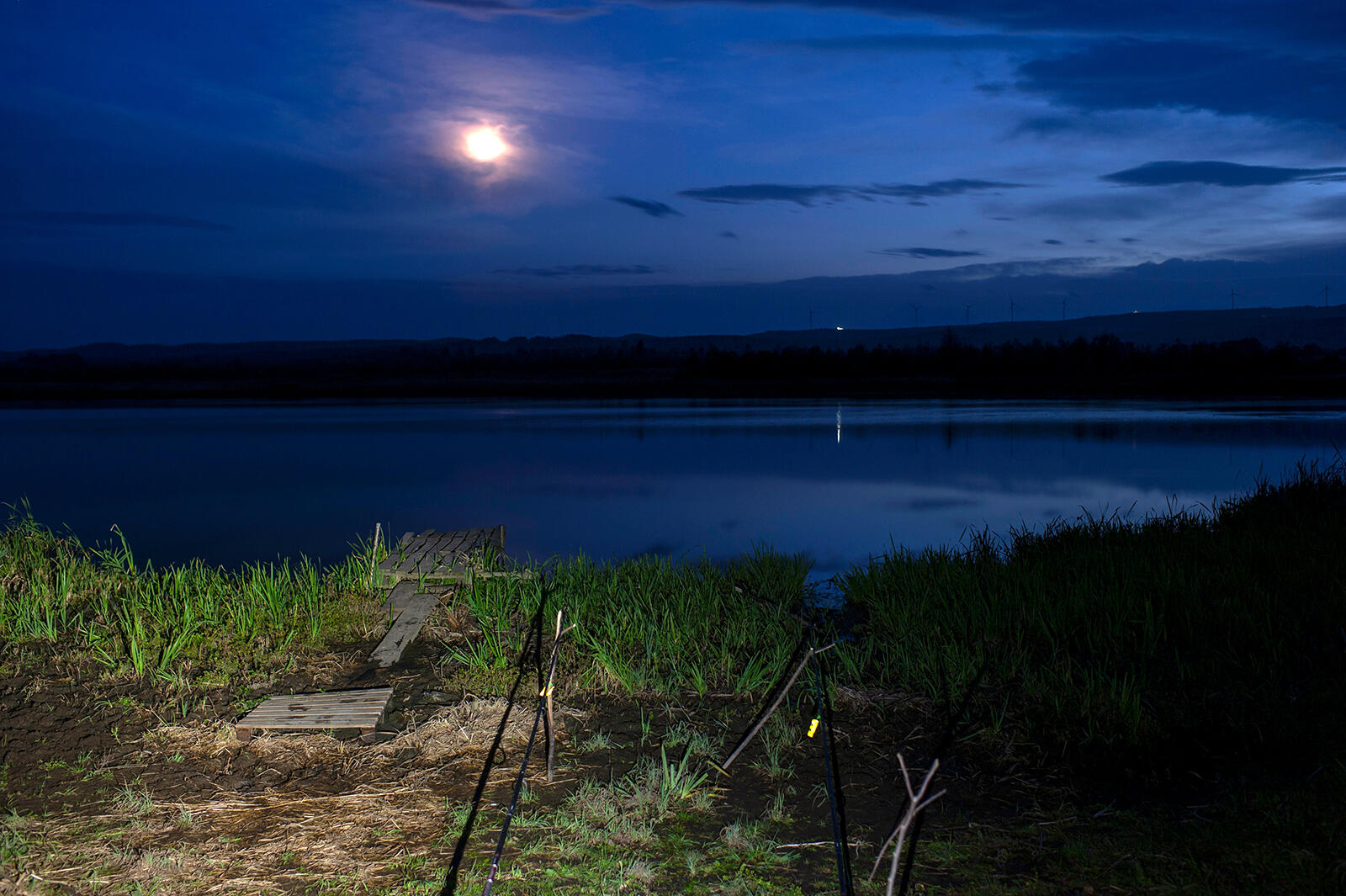 Wędki na stojach nocą