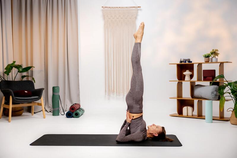 Pozycja świecy (Sarvangasana) w jodze. Co warto o niej wiedzieć?
