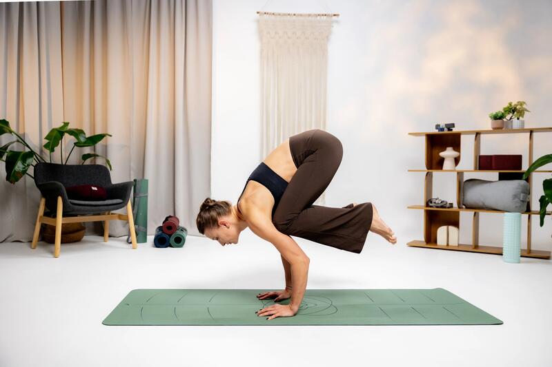 Joga – pozycja kruka (Bakasana). Jak bezpiecznie zrobić pozycję kruka?