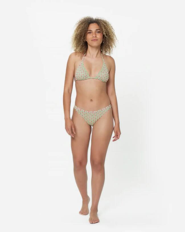 Quelle taille porte la mannequin ?