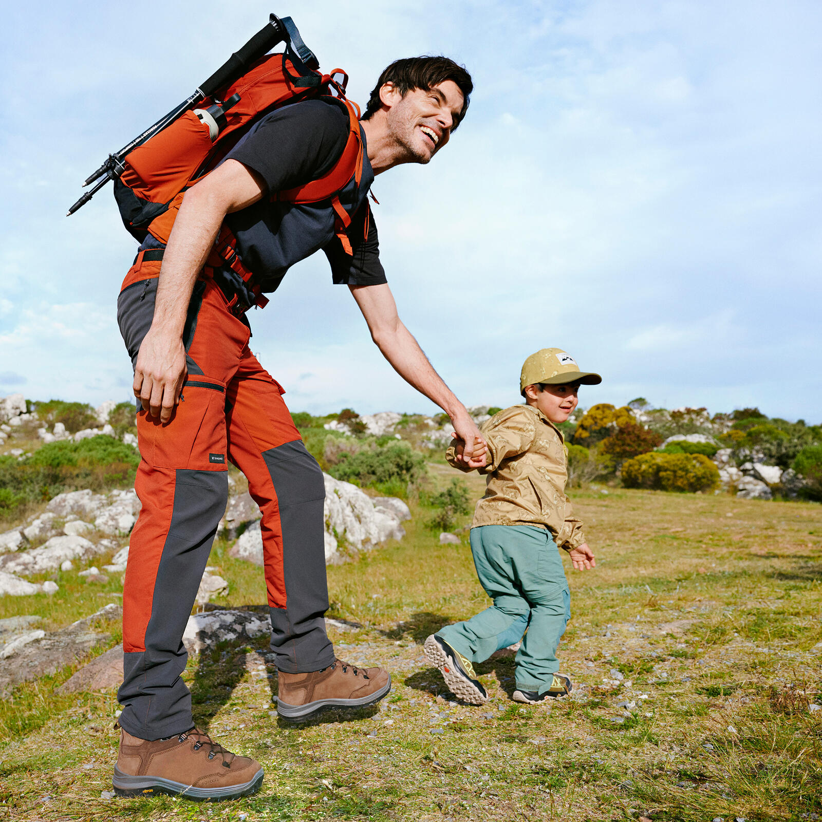 man met kind wandelen
