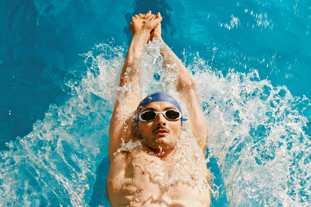 Man aan het zwemmen met zwemril