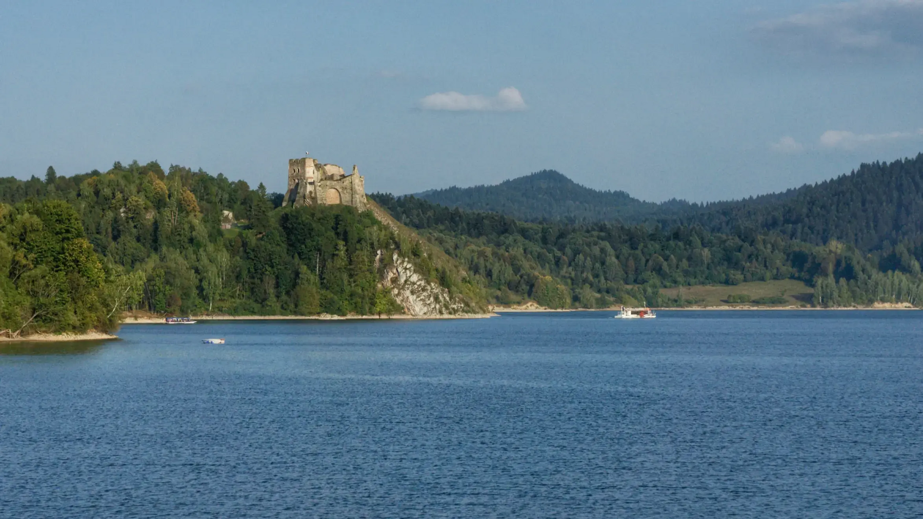 Widok na jezioro i ruiny zamku