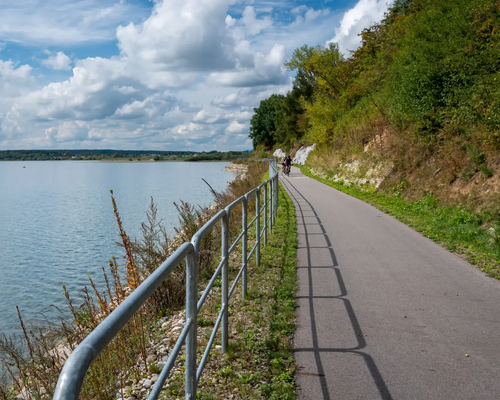 Rowerzyści jadący trasą Velo Czorsztyn