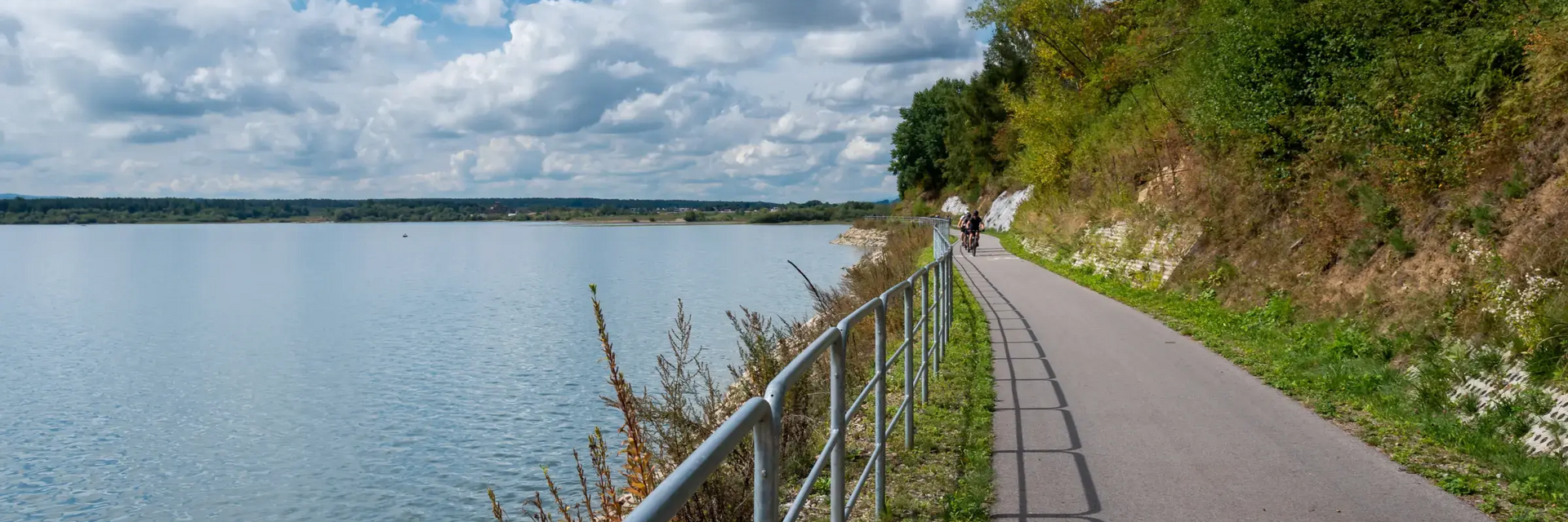 Rowerzyści jadący trasą Velo Czorsztyn