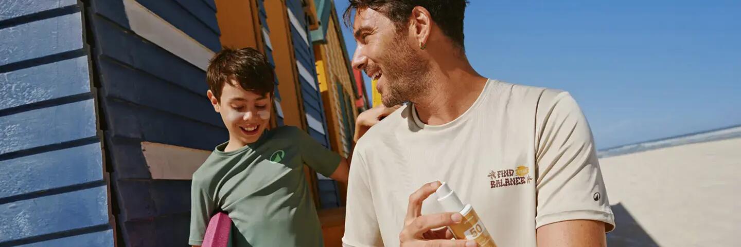 père et son fils à la plage , crème solaire
