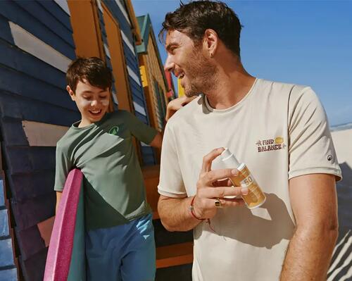 père et son fils à la plage , crème solaire