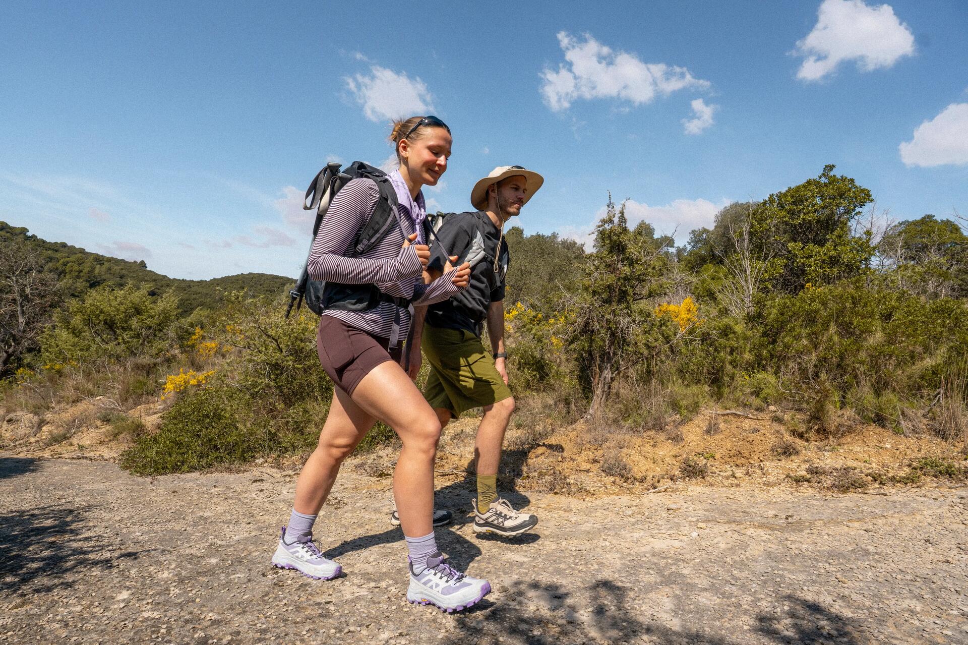 image d'ambiance randonneurs en montagne avec les chaussures mh900