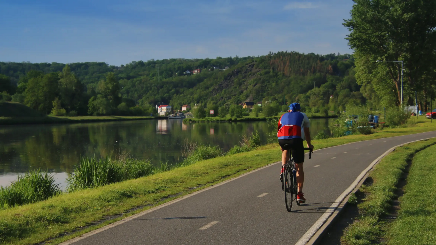 Rowerzysta jadący ścieżką rowerową