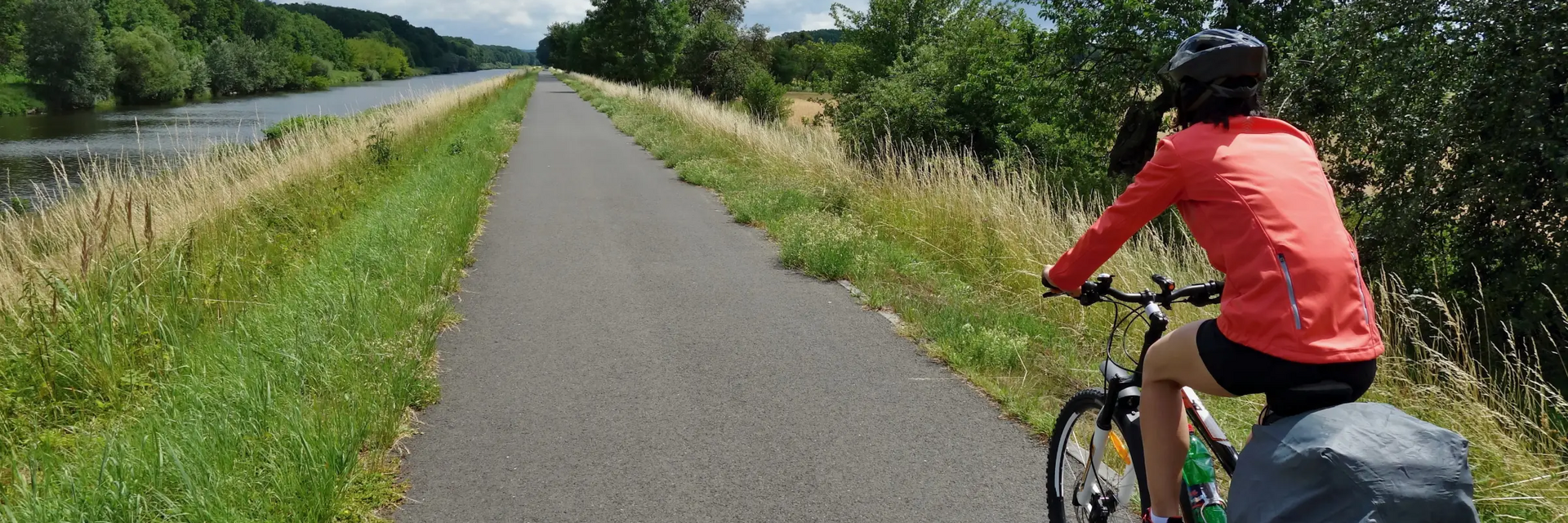 Rowerzysta w kasku jadący najlepszą trasą rowerową w Czechach