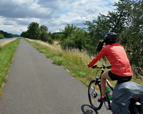 Rowerzysta w kasku jadący najlepszą trasą rowerową w Czechach