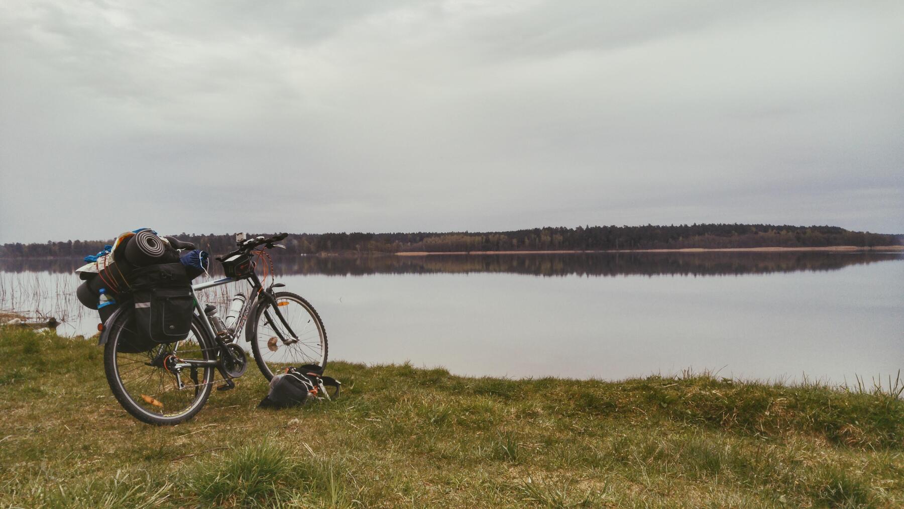 Rower stojący przy wodzie