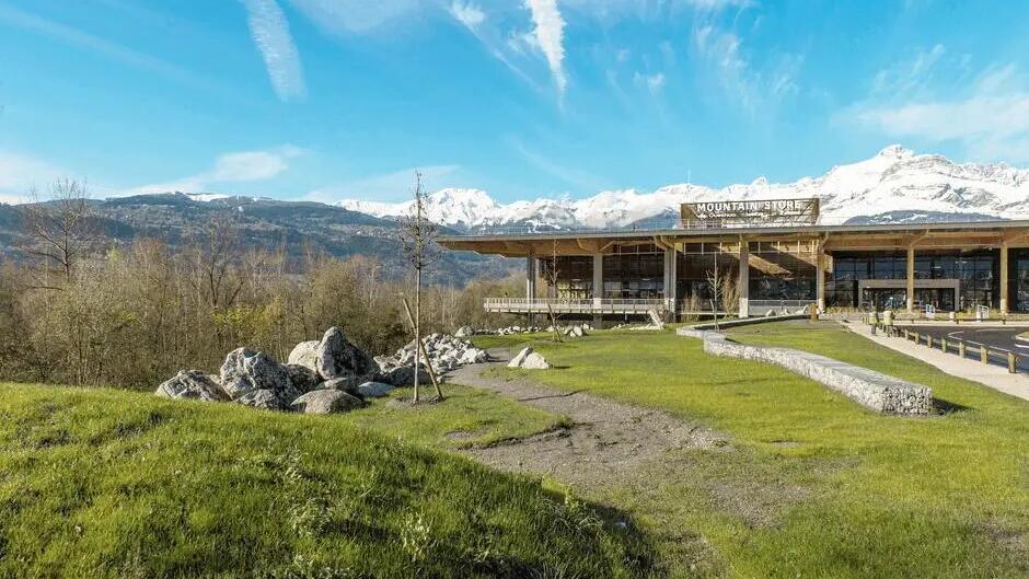 Centro de diseño Mountain Store a los pies del Mont Blanc