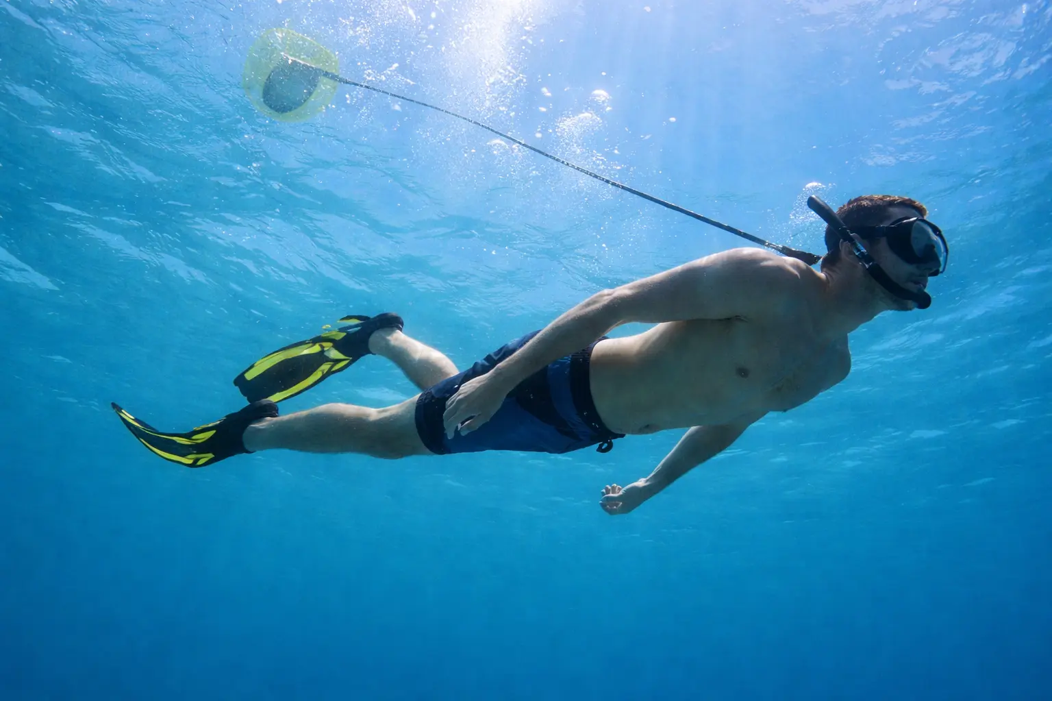 hombre practicando buceo ligero