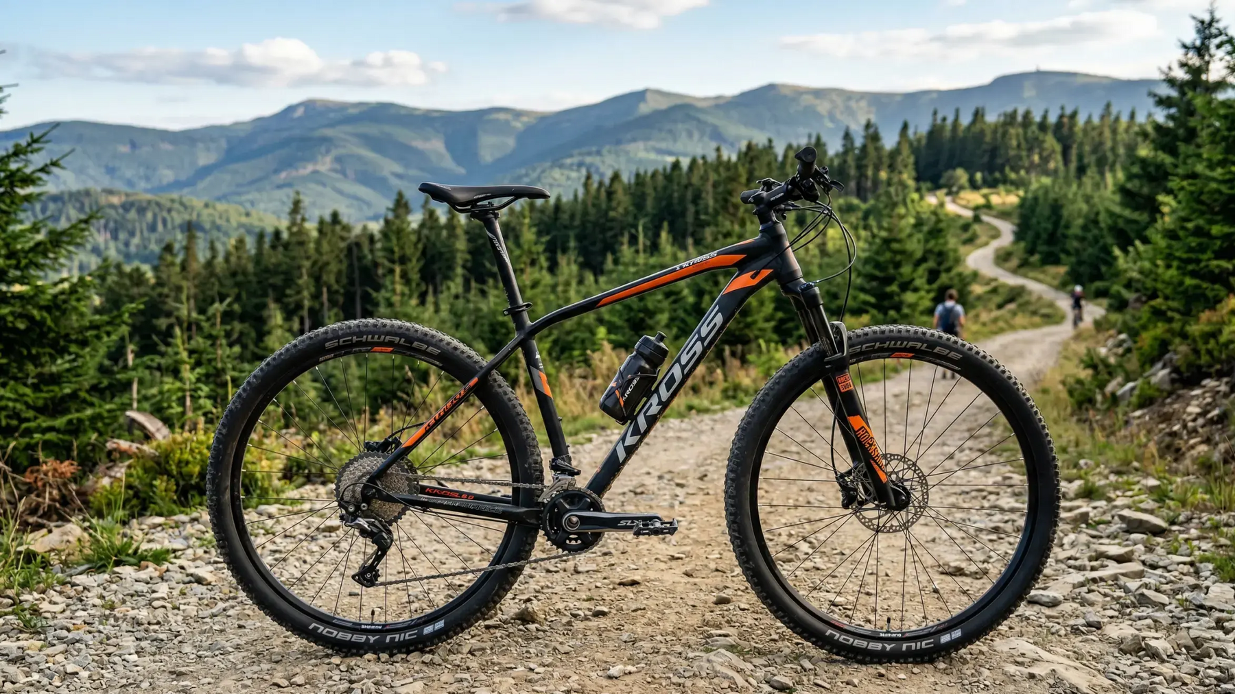 Rower Cross stojący na ścieżce górskiej