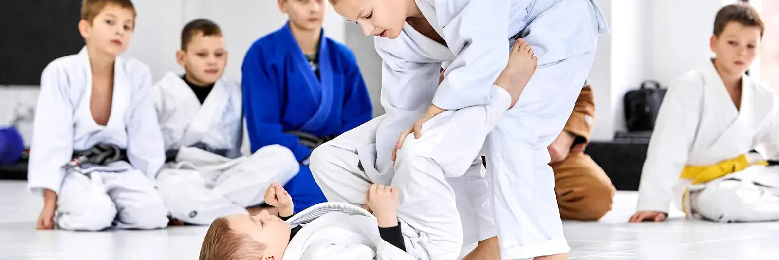 Chłopcy trenujący judo
