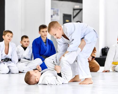 Chłopcy trenujący judo