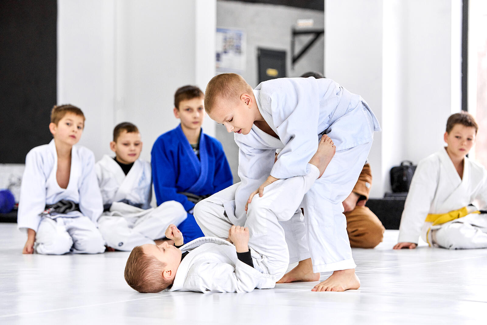 Chłopcy trenujący judo