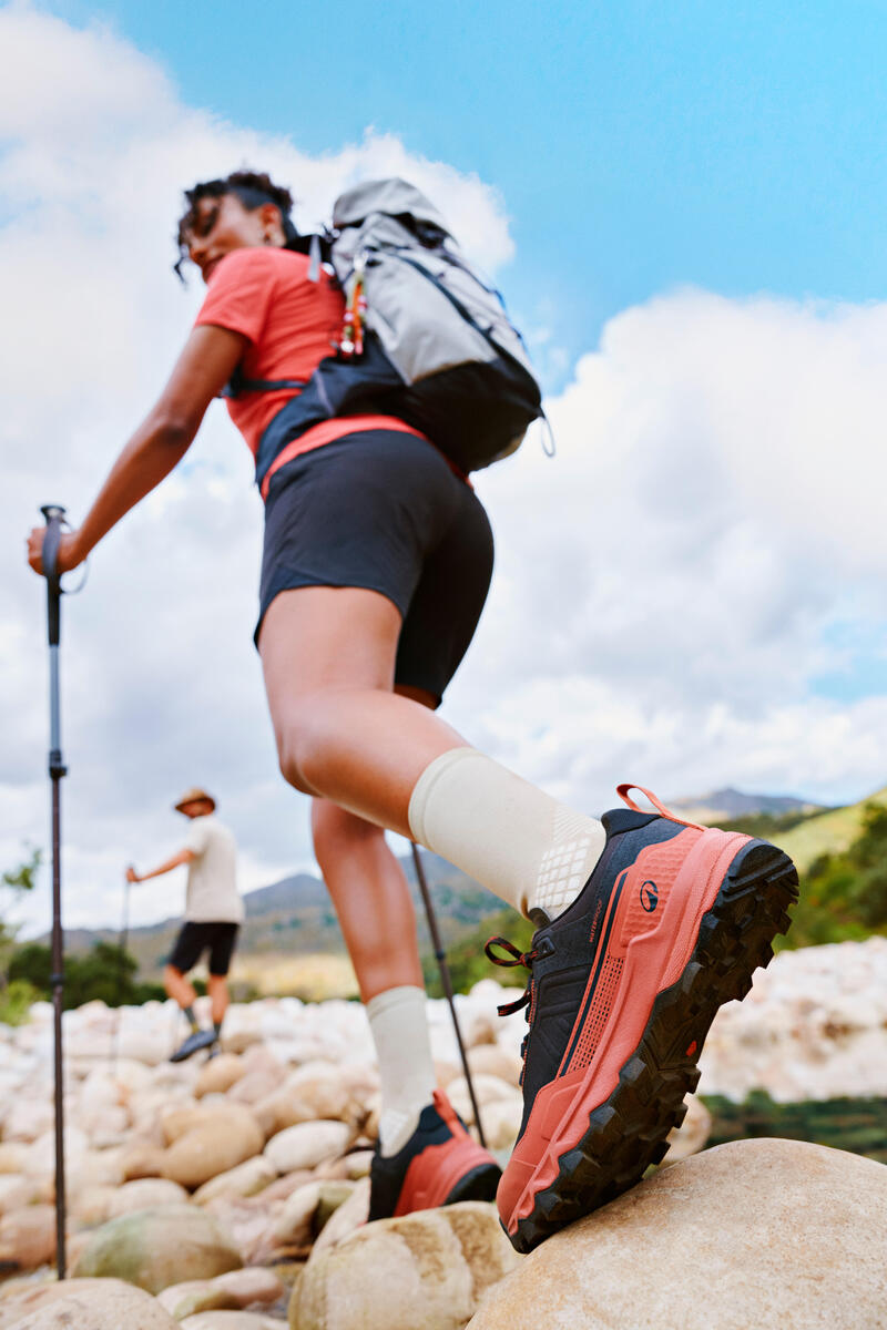 Osoba planinari sa štapovima za hodanje u prirodi.