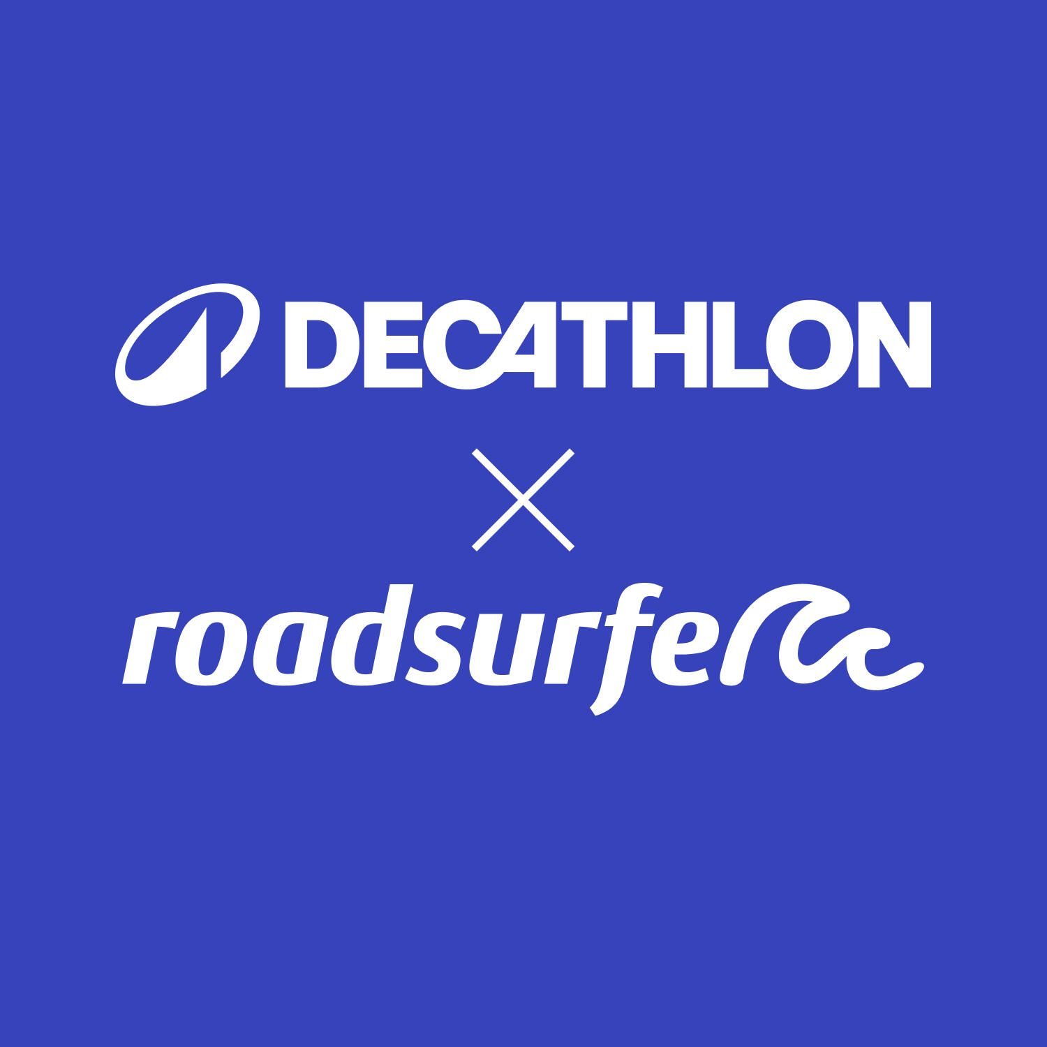 Weißes Co-Branding-Logo auf blauem Hintergrund: Oben das Decathlon-Logo, darunter ein schmales "X" als Verbindungssymbol und unten der roadsurfer-Schriftzug mit Wellen-Icon.